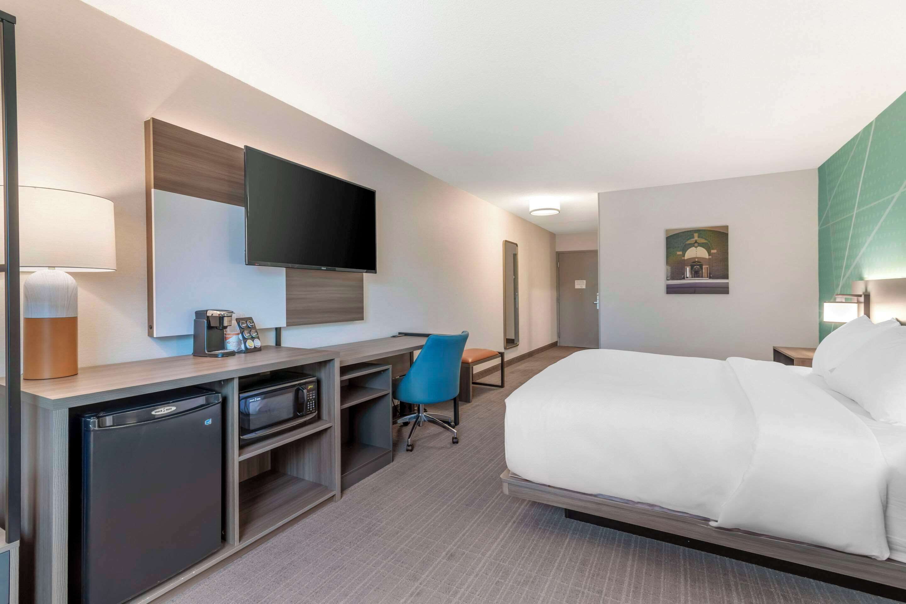 premium bedding, in-room safe, desk, laptop workspace