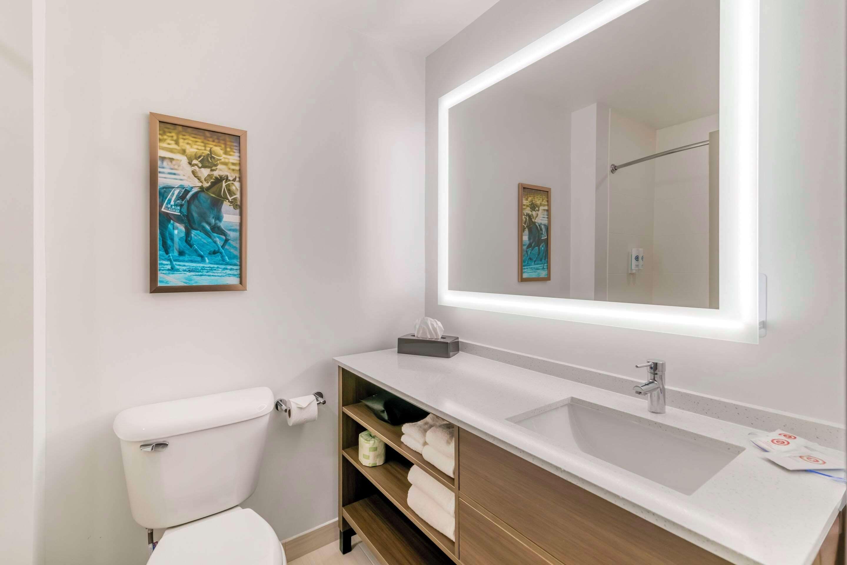 Premium bedding, in-room safe, desk, laptop workspace