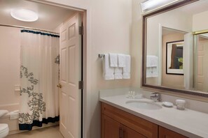 Ensemble baignoire-douche, articles de toilette (gratuits)