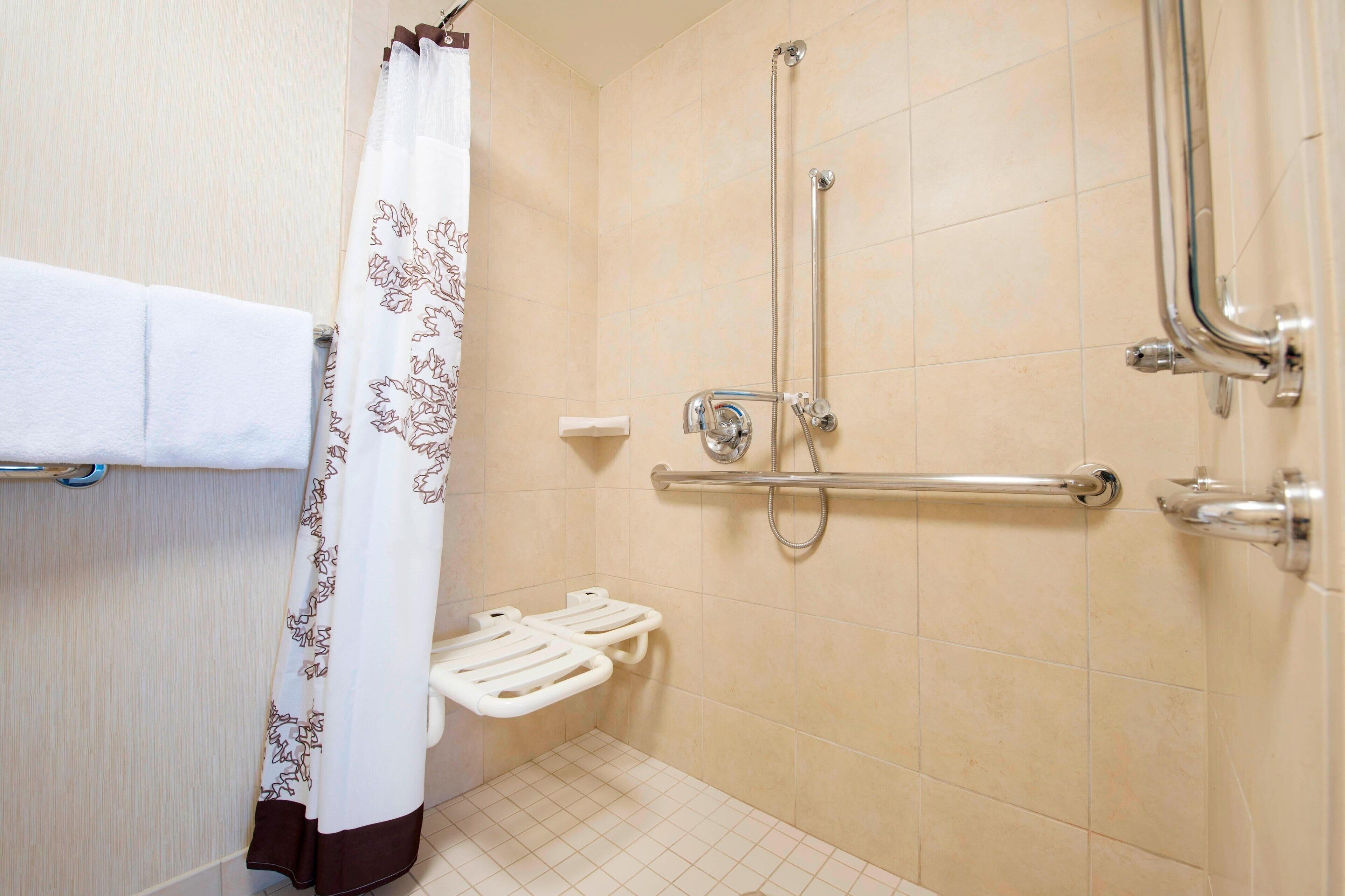 suite, 2 bedrooms | bathroom | combined shower/bathtub, free toiletries, hair dryer, towels