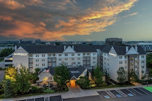 Fachada da propriedade à noite