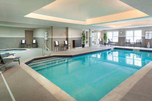 Una piscina cubierta