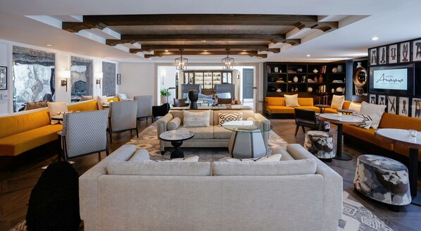 Lobby lounge