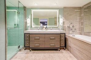 Articles de toilette de luxe, sèche-cheveux, peignoirs
