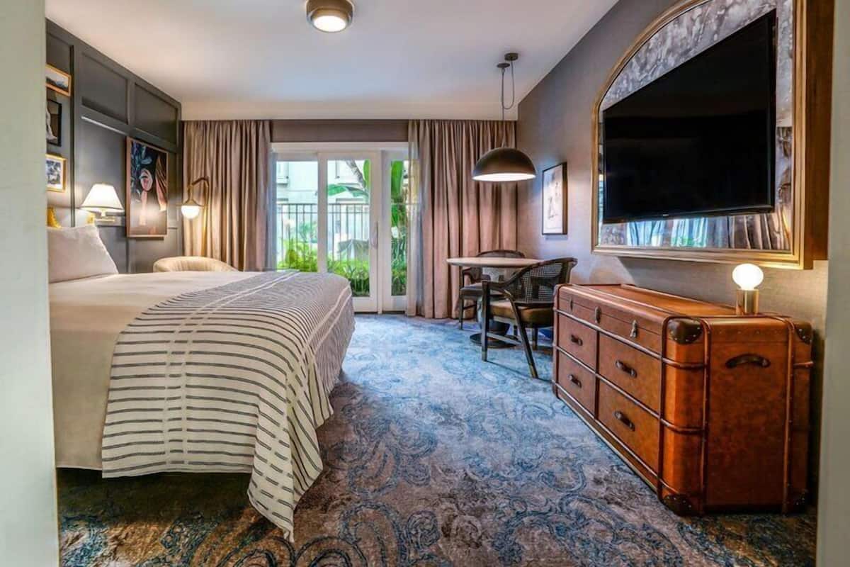 Deluxe kamer, 1 kingsize bed, uitzicht op zwembad | Luxe beddengoed, donsdekens, pillowtop-bedden, een kluis op de kamer
