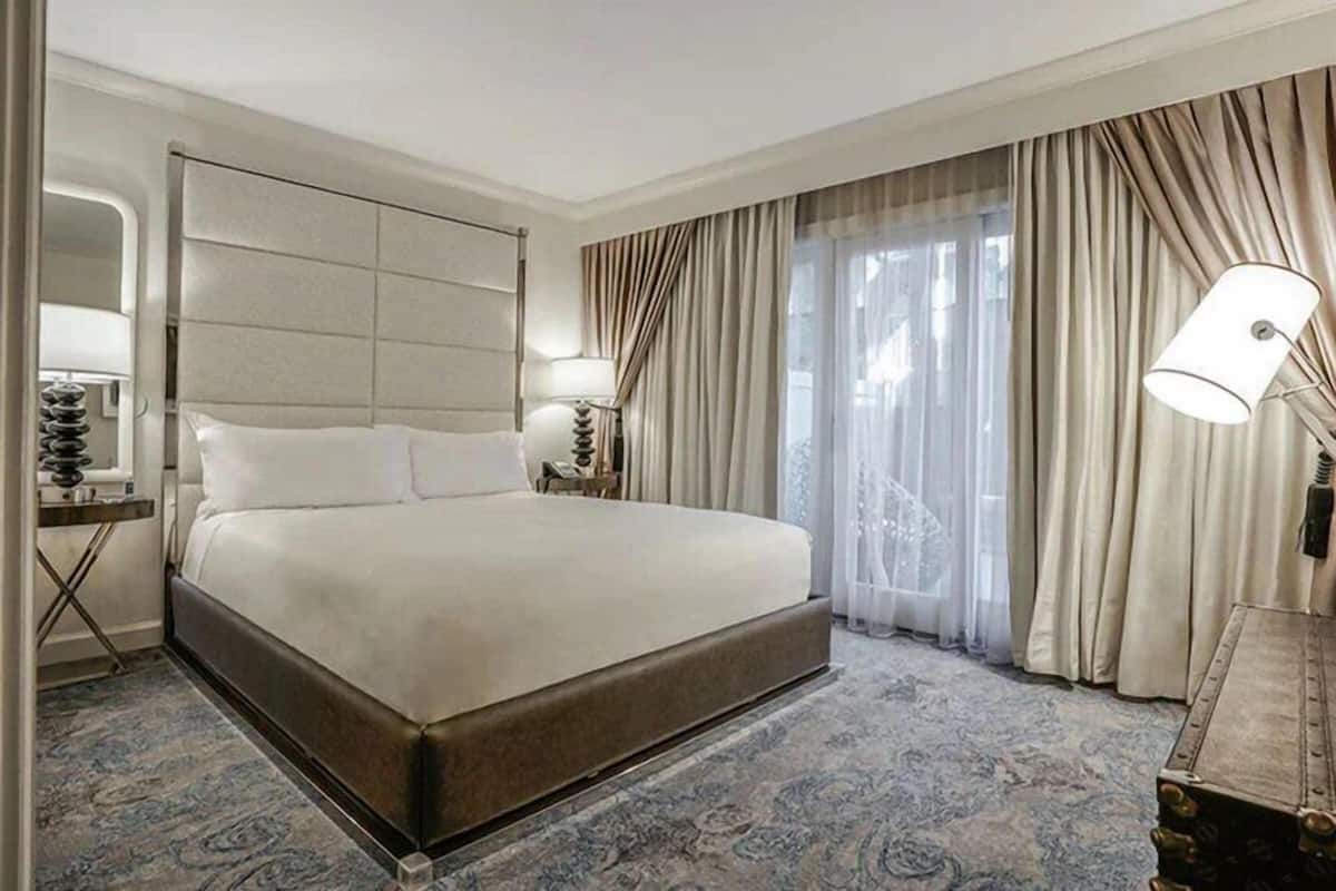 Luxe beddengoed, donsdekens, pillowtop-bedden, een kluis op de kamer