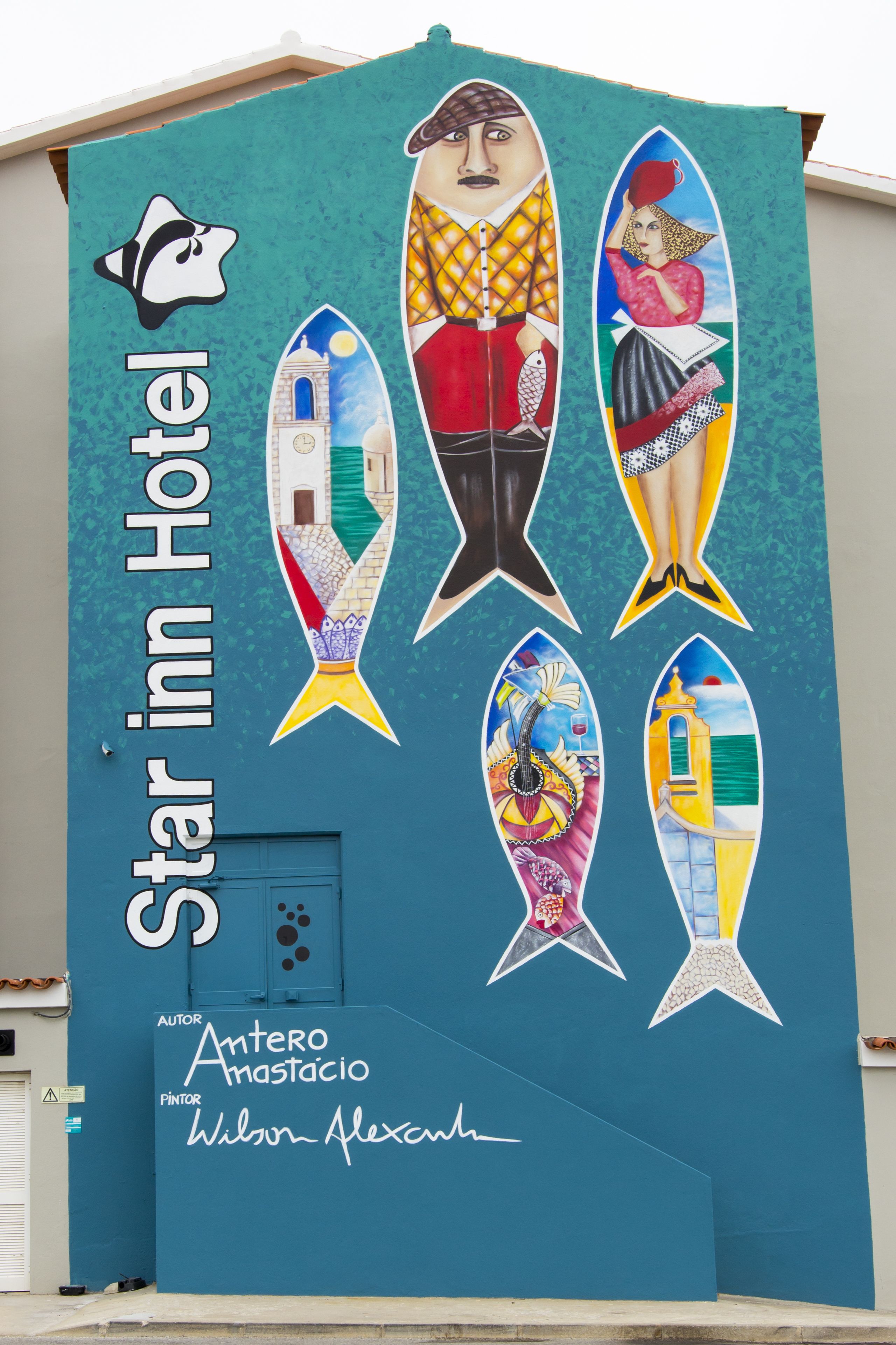 Une fresque murale ornant un hôtel, représentant des poissons stylisés aux motifs variés.