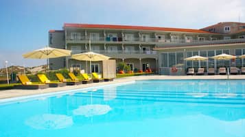 Piscina coperta, piscina stagionale all'aperto, ombrelloni da piscina