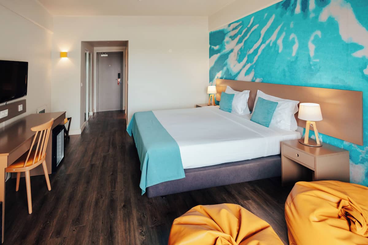 In-room safe, desk, soundproofing, WiFi (free)