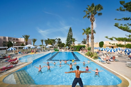 Innenpool, Außenpool (je nach Saison geöffnet), Sonnenschirme. Abou Sofiane Hotel Families and Couples
