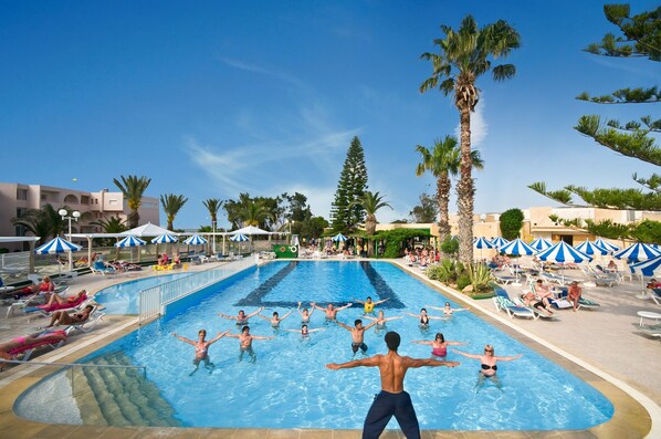 Piscine couverte, piscine extérieure (ouverte en saison)