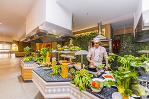 3 restaurants, serveren ontbijt, lunch, diner, Italiaanse gerechten