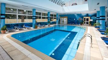 Piscina coperta, piscina stagionale all'aperto, ombrelloni da piscina