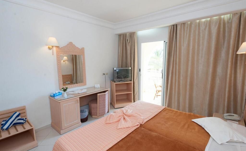 Minibar, in-room safe, free WiFi