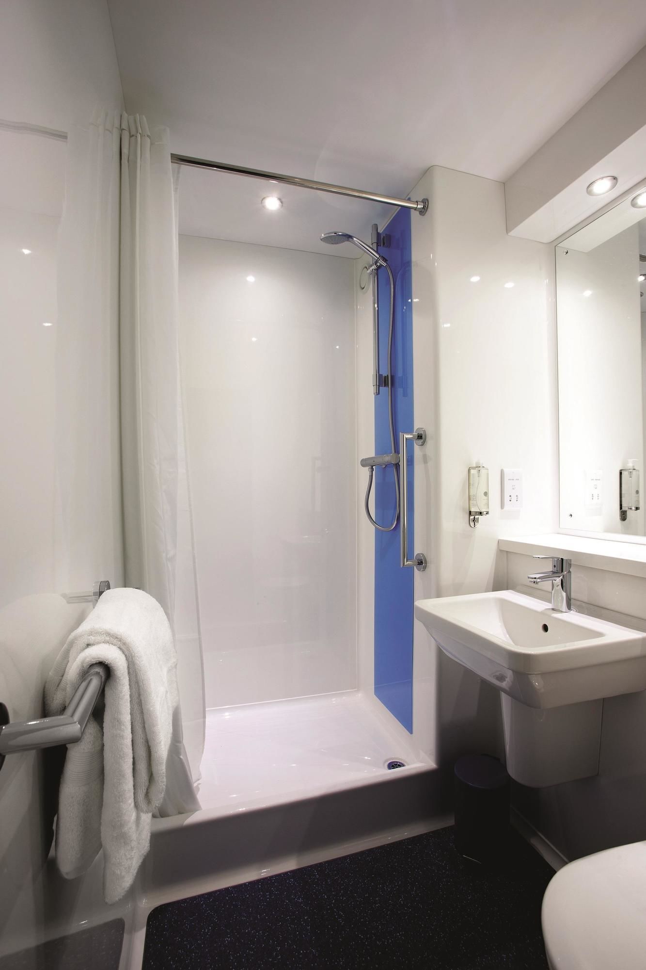 Combined shower/bathtub, hair dryer, towels