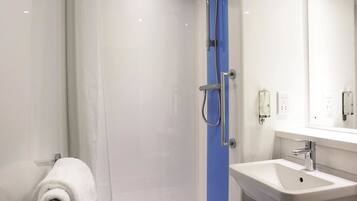 Combined shower/bathtub, hair dryer, towels