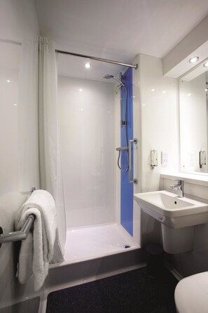 Combined shower/bathtub, hair dryer, towels - Travelodge Derry (Londonderry)