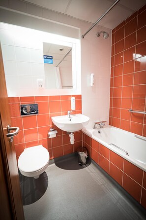 Combined shower/bathtub, hair dryer, towels