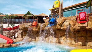 Een waterpark met glijbanen en een zwembad.