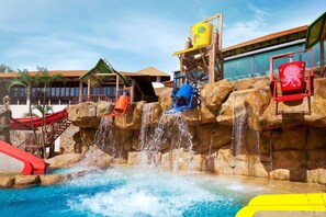 Una piscina al aire libre, sombrillas