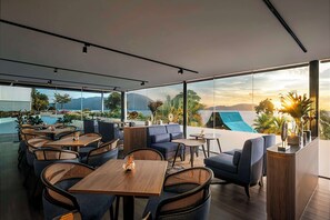 2 nhà hàng; phục vụ bữa sáng, bữa trưa và bữa tối