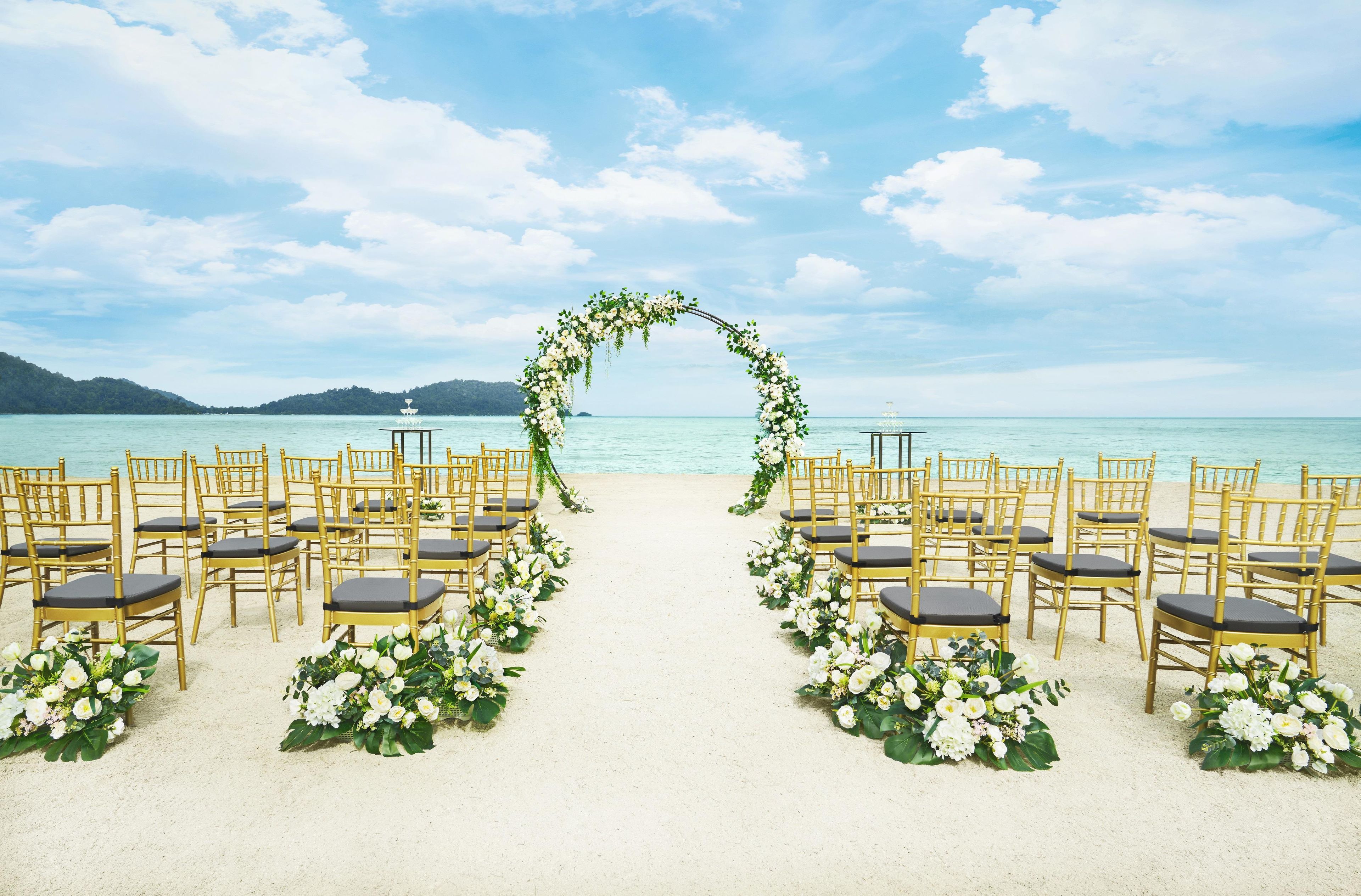 Decoración floral y sillas para una boda en la playa.
