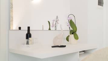 Superior Triple Room | Minibar, desk, cribs/infant beds, free WiFi