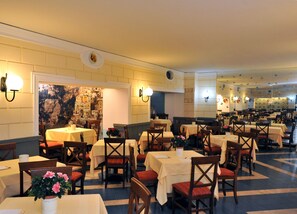 Café da manhã com buffet grátis todos os dias