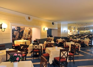 Café da manhã com buffet grátis todos os dias