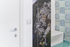 Quarto casal superior | Frigobar, escrivaninha, berços (sobretaxa), Wi-Fi de cortesia