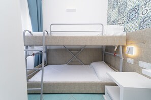 Quarto família | Frigobar, escrivaninha, berços (sobretaxa), Wi-Fi de cortesia