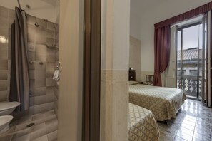 Standard-Dreibettzimmer | Zimmersafe, Babybetten, Zustellbetten, kostenloses WLAN