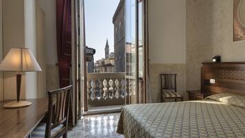 Standard-Doppel- oder -Zweibettzimmer | Zimmersafe, Babybetten, Zustellbetten, kostenloses WLAN