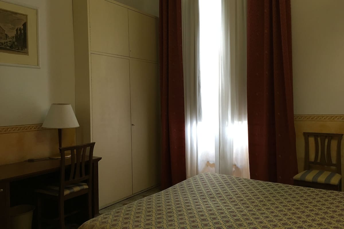 Standard-Doppel- oder -Zweibettzimmer