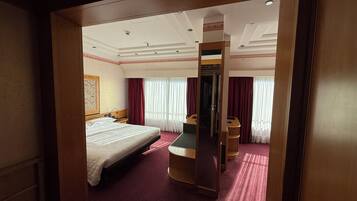 Habitación triple Premium, 1 cama matrimonial y sofá cama | Ropa de cama de alta calidad, edredón y minibar