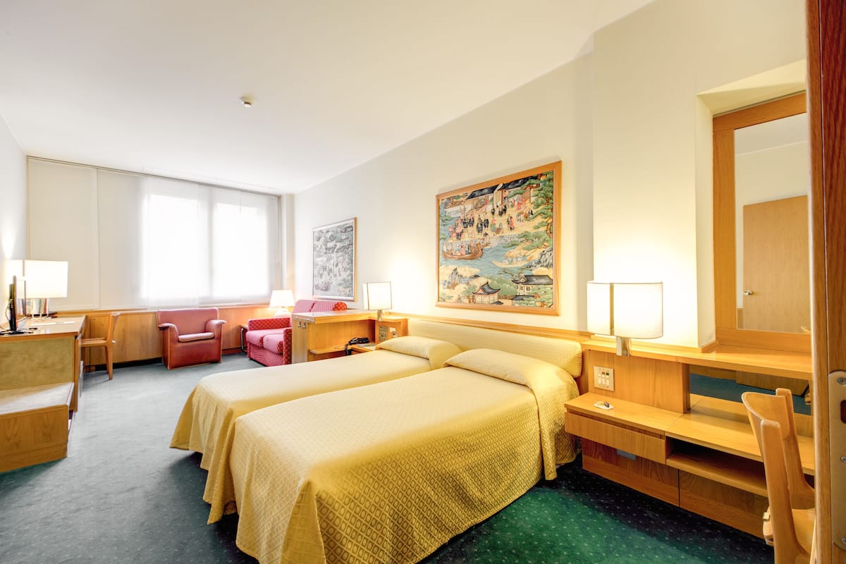 Seprai premium, selimut bulu angsa, minibar, dan brankas