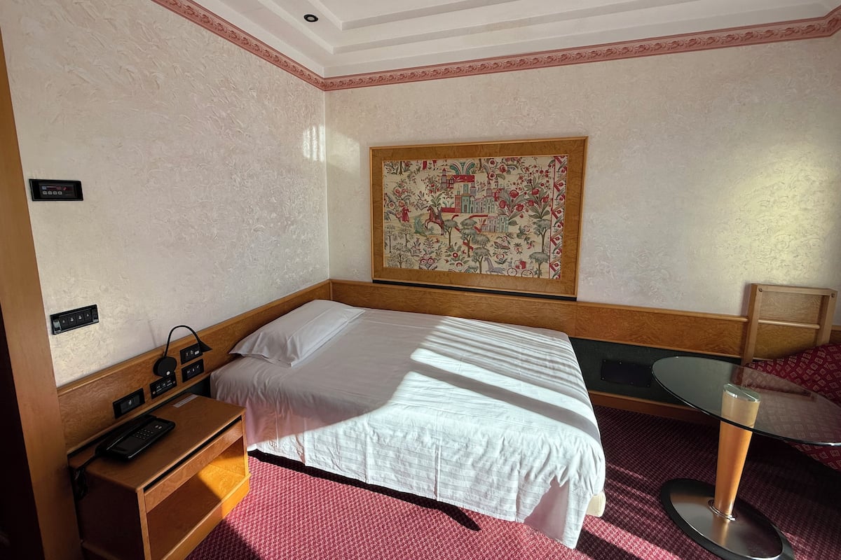 Kamar Single Premium | Seprai premium, selimut bulu angsa, minibar, dan brankas