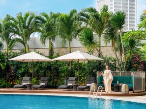 2 outdoor pools
