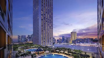 2 outdoor pools