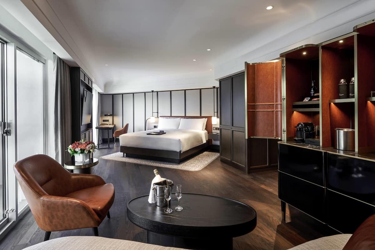 Signature Gold Suite, 1 King, 2 Balconies & Fairmont Gold Lounge Access