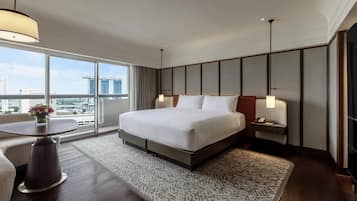 豪華港景大床房 - 附陽台 | 迷你吧、房內夾萬、遮光窗簾/窗簾、隔音