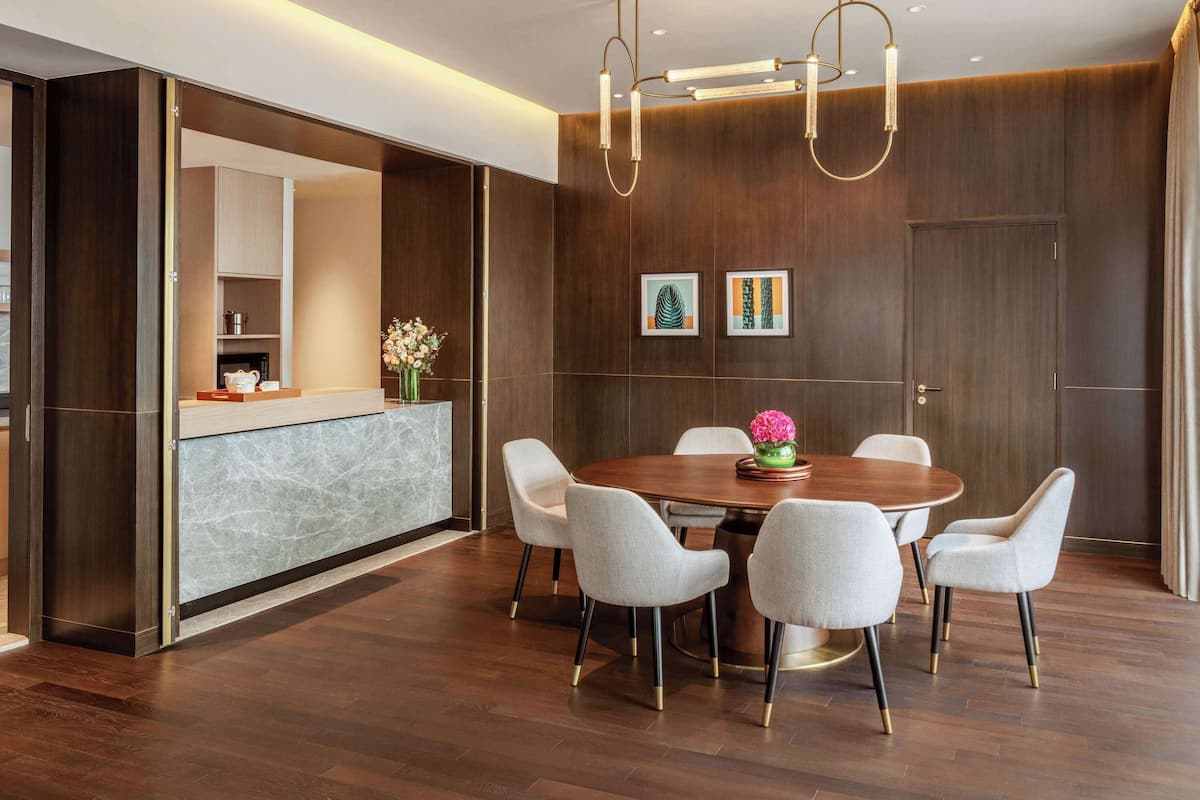 Royal Suite, 1 King Bed, Club Lounge Access | Minibar, in-room safe, blackout drapes, soundproofing