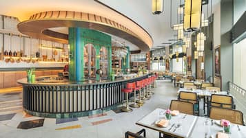 12 ristoranti; aperti a colazione, a pranzo e a cena