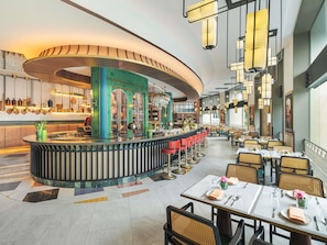 12 restaurants; breakfast, lunch and dinner served