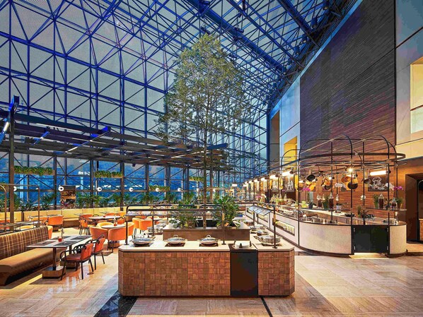 12 restaurants, breakfast, lunch, dinner served; international cuisine