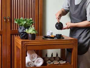 Couples treatment room(s), sauna, hot tub, steam room, body treatments - Fairmont Singapore (Singapore)