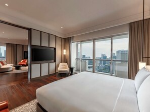 Minibar, in-room safe, blackout curtains, soundproofing - Fairmont Singapore (Singapore)