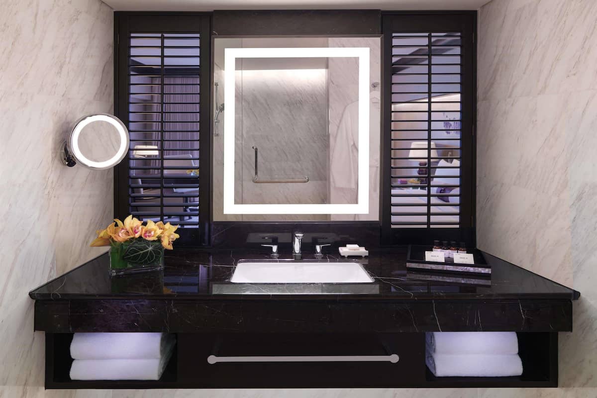 Minibar, caja de seguridad en la habitación y cortinas blackout