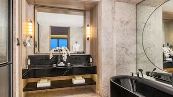 Fairmont Gold - Suite - adgang til Club-lounge | Minibar, pengeskab på værelset, mørklægningsgardiner, lydisolering