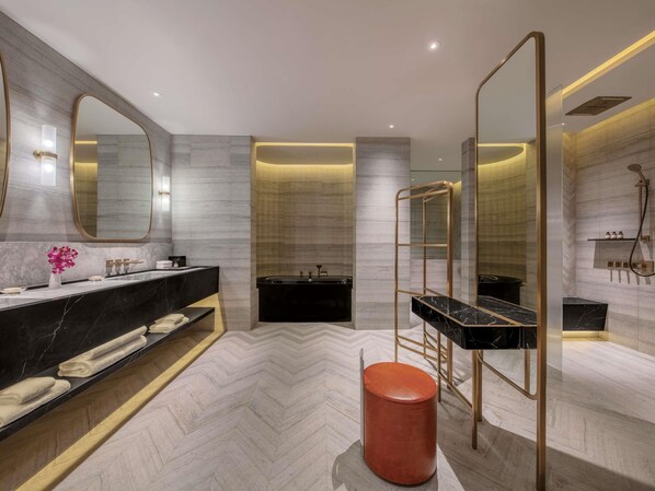 Minibar, in-room safe, blackout curtains, soundproofing - Fairmont Singapore (Singapore)